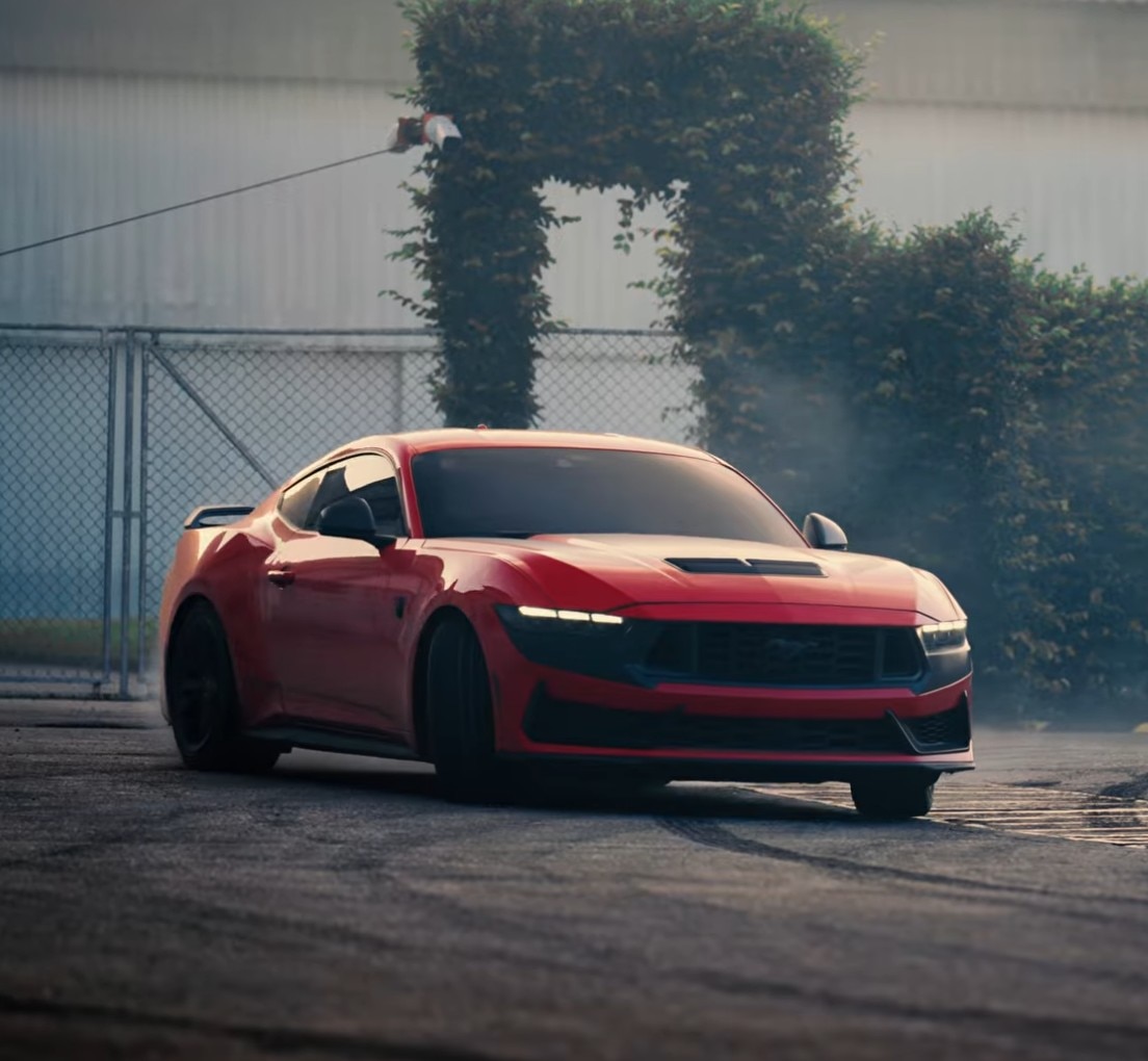 Ford Mustang Dark Horse vermelho fazendo manobra na rua